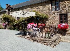 Les Ercuries, hotel with parking in Plouguenast
