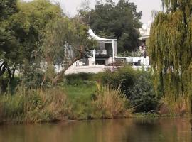 The Place Guesthouse Parys, hotel s baz&eacute;nom v destin&aacute;cii Parys