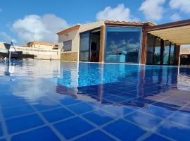 VILLA LOBA WITH PRIVATE POOL، كوخ في كوستا كالما