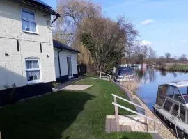 Riverside 2-Bed Cottage Sleeps 3 with Parking