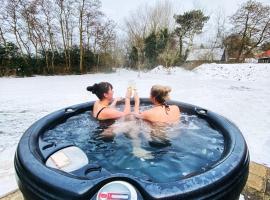 The island life texel met jacuzzi, hotel v destinaci De Koog