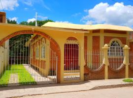 Casa Cerca de La Media Luna, casa de temporada em Río Verde