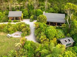 Paparoa Beach Hideaway with Hot Tub, cottage in Barrytown