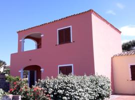 casa rosa nel residence mirice con piscina ,wifi,climatizzatore - vicino al mare, cottage a Aglientu