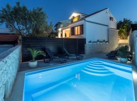 Villa Desire with private pool and sea view, rumah percutian di Sevid