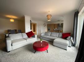 The Duplex Nairn- Spacious 3 Bedroom with sunny balcony, отель в городе Нэрн, рядом находится Nairn Dunbar Golf Club