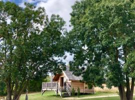 Shanti Lac Cabanes gîtes insolites et espace bien-être Bordeaux, lodge in Berson