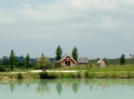 Shanti Lac Cabanes gîtes insolites et espace bien-être Bordeaux, beach hotel in Berson