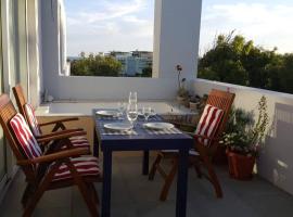 Triplex con terraza única a 50 mts del mar, feriebolig i Carilo