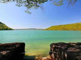 Maison/Gîte familial dans le Jura à 200m du lac avec piscine privée, Hotel in Marigny