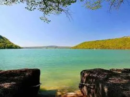 Maison/Gîte familial dans le Jura à 200m du lac avec piscine privée