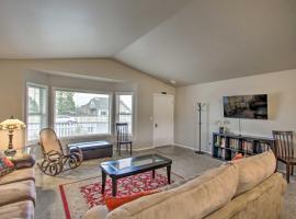 Quiet Sequim Home - Walk to Dining and Festivals!, hotel en Sequim