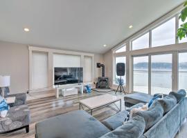 Scenic and Spacious Getaway on North Bay with Deck!, cottage in Allyn