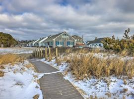 Cape Cod Retreat with Gas Grill Steps to Beach, hotel v mestu Dennis Port