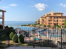 Kaliakria Infinity Pool Apartment, hotelli kohteessa Topola lähellä maamerkkiä Thracian Cliffs Golf & Beach Resort -lomakeskus