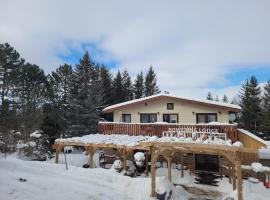 Whispering Pines Suite at The Bowering Lodge, koliba u gradu Blu Mauntins