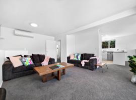 Marina Views - Newly Renovated. Sunny Balcony, holiday rental in Queenstown