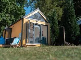 Pod Cyprysami - surf & family resort、ヤスタルニャのロッジ