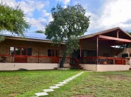 Muqurati Lodge - Dinokeng Game Reserve、Klipdriftのシャレー