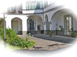 Home La Corte, apartment in SantʼAntimo