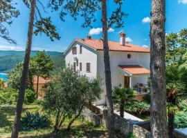 Apartments Pino Rabac, hotel in Rabac