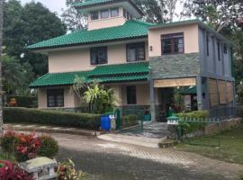 Villa Green Fresh - Bumi Ciherang - Cipanas、チアンジュルのホテル