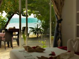 Crown Beach Villas, feriebolig i Dhiffushi