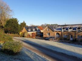 Traditional coach house in rural private estate.、ヨービルのホテル