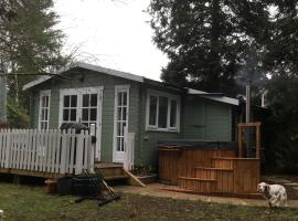 Woodland Cabin With private Wood-Fired Hot-Tub, hôtel à Farnham près de : Château de Farnham