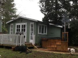 Woodland Cabin With private Wood-Fired Hot-Tub, hotel cerca de Frensham Great Pond and Common, Farnham