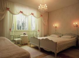 Hotelli Kultainen Joutsen, bed and breakfast i Kuusamo