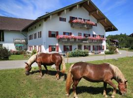 Heutauer Hof, farm stay in Siegsdorf