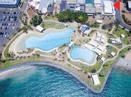 Heart of Airlie Beach Apartment、エアリービーチの駐車場付きホテル