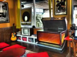 Sunflower Beach Backpacker Hostel & Bar