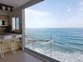 LA PERLA CRUISE Apartment on Private Beach, Modern with Aircon & wifi