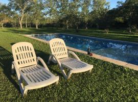 Iberá Porá, hotel with pools in Colonia Carlos Pellegrini