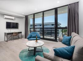 Oros Hotel and Apartments, hotel i Oakleigh