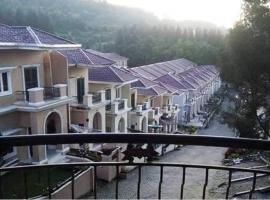 Villa Berastagi Resort V25 depan Kolam Renang, hotell sihtkohas Berastagi