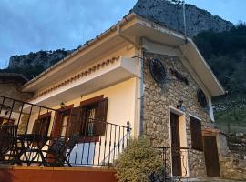 Albergue La HERMIDA, hotel with parking in La Hermida