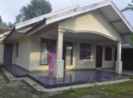 Dallil Homestay, hotel med parkering i Lembang