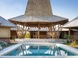 Maringi Sumba by Sumba Hospitality Foundation, hotel con piscina en Waikelo