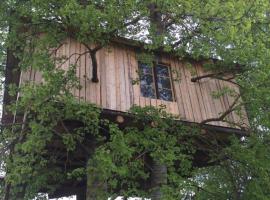 Treehouse Magpies Nest with bubble pool, cottage in Avesta