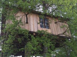 Treehouse Magpies Nest with bubble pool, cheap hotel in Avesta