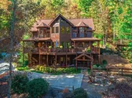 Christmas Lodge-Secluded near Downtown Blue Ridge