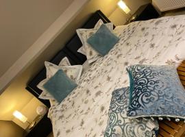 Cosy Studio met Zwembad، فندق في بيرينغين