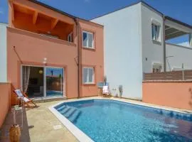 Holiday house with swimming pool Iva