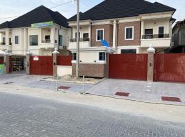 Luxurious and Inviting 4-Bed House in chevro-Lekki, hotel in Ikota