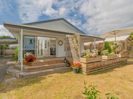 Park Drive - Whangamata Holiday Home, hotel in Whangamata