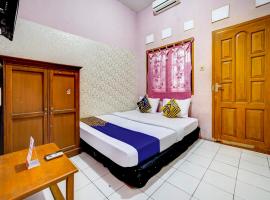 SPOT ON 90171 Pondok Kuning: Sayang şehrinde bir otoparklı otel