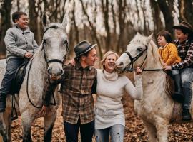 Tmbin's barn - nature, horses, family, vila v destinaci Sežana